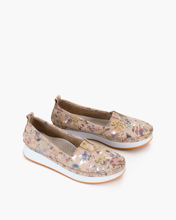 Beżowe mokasyny skórzane z motywem kwiatowym na koturnie