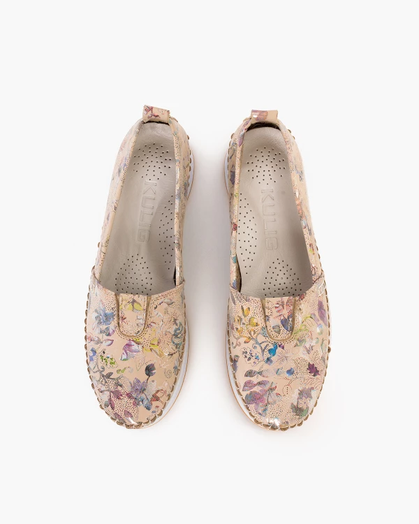 Beżowe mokasyny skórzane z motywem kwiatowym na koturnie 3