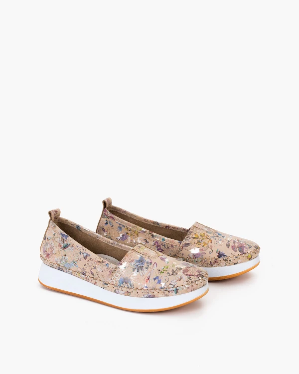 Beżowe mokasyny skórzane z motywem kwiatowym na koturnie 2