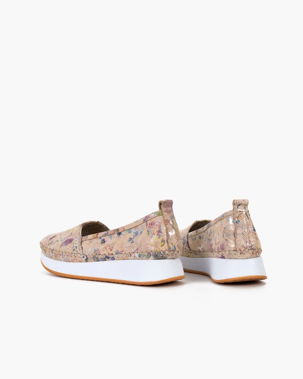 Beżowe mokasyny skórzane z motywem kwiatowym na koturnie 4