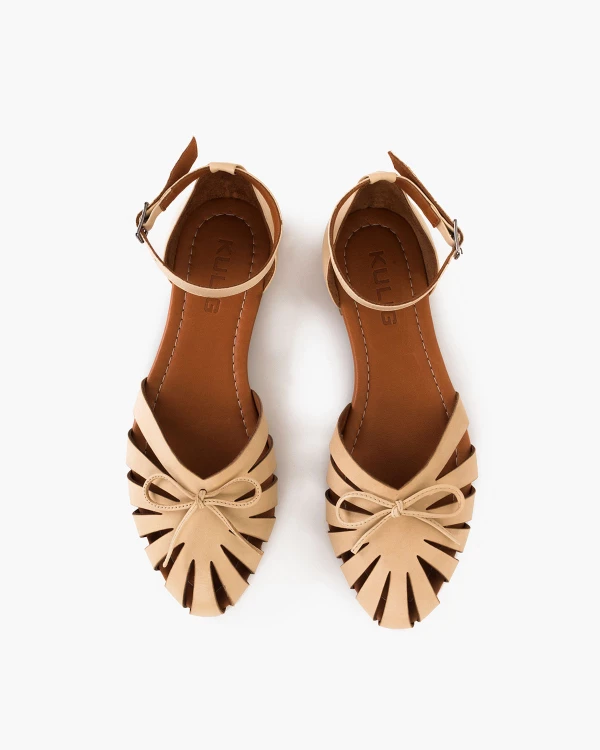 Beżowe sandały damskie skórzane na niskim obcasie 3