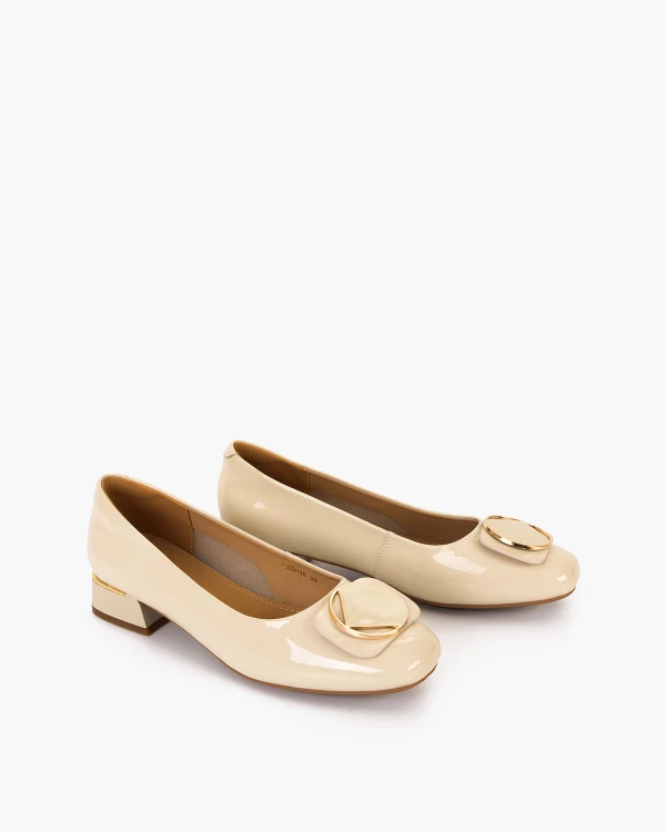 Jasnobeżowe czółenka ze skóry lakierowanej na klocku 2