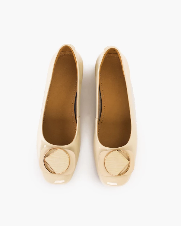 Jasnobeżowe czółenka ze skóry lakierowanej na klocku 3