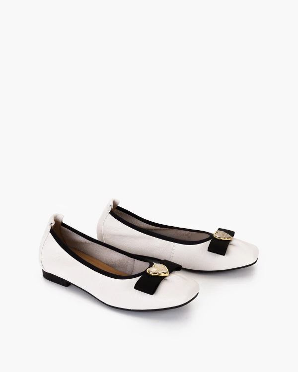 Białe baleriny damskie ze skóry licowej z serduszkiem 2