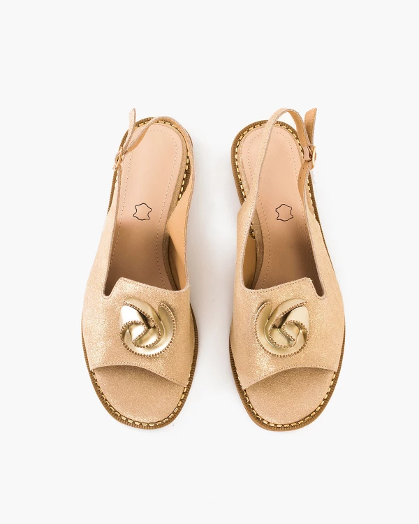 Złote sandały damskie ze skóry nubukowej z różyczką 3