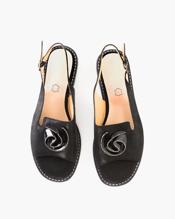 Czarne sandały damskie nubukowe z różyczką 3