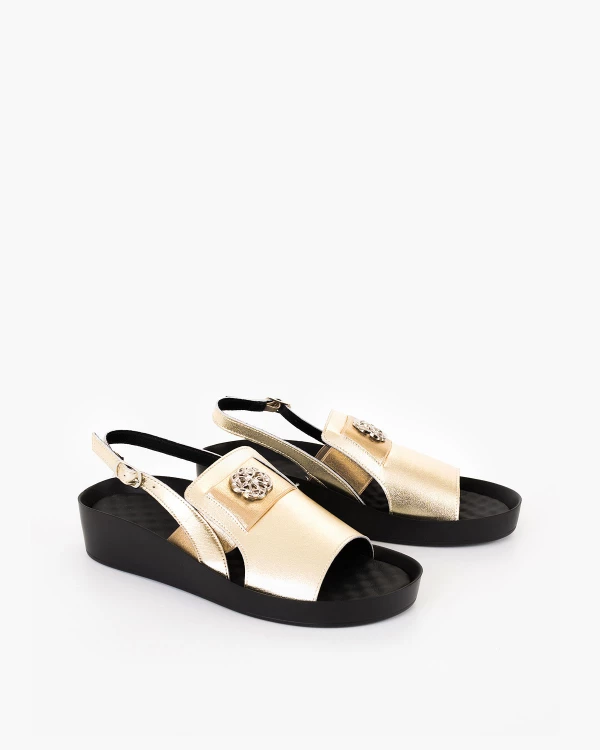 Złote sandały damskie ze skóry naturalnej na koturnie 2