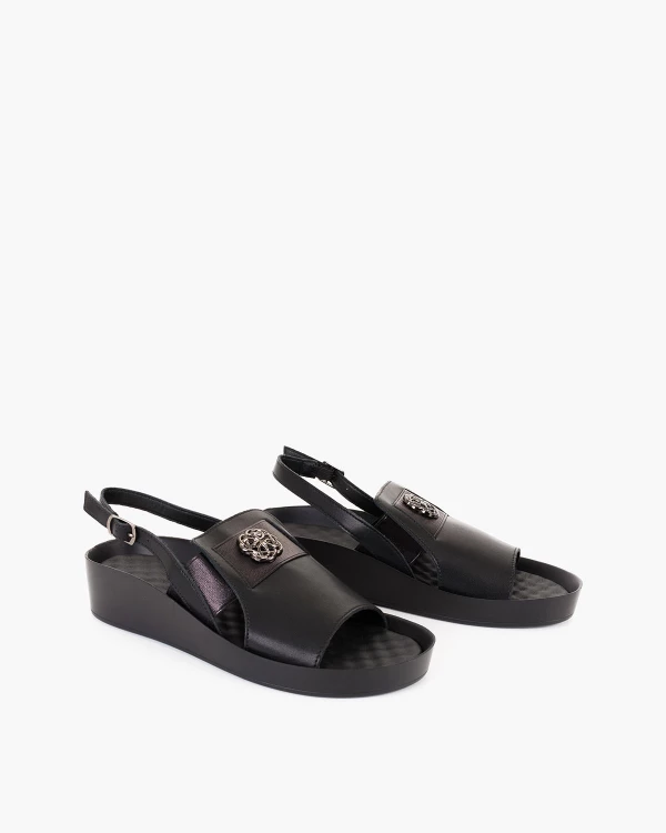 Czarne sandały damskie skórzane na koturnie 2