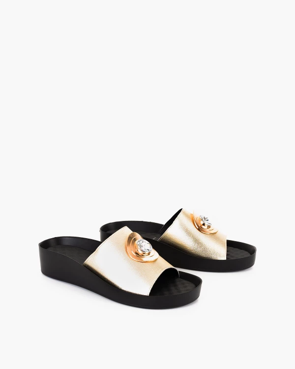 Złote klapki damskie ze skóry licowej na koturnie 2