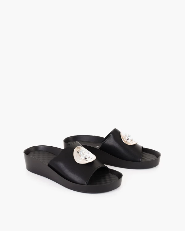 Czarne klapki damskie skórzane na koturnie z kółkiem 2