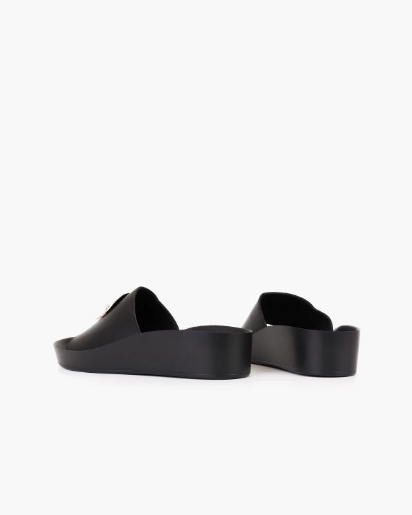 Czarne klapki damskie skórzane na koturnie z kółkiem 4