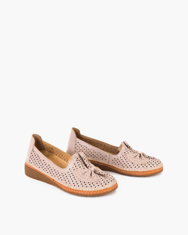 Beżowe półbuty damskie ażurowe ze skóry licowej z kokardą 2