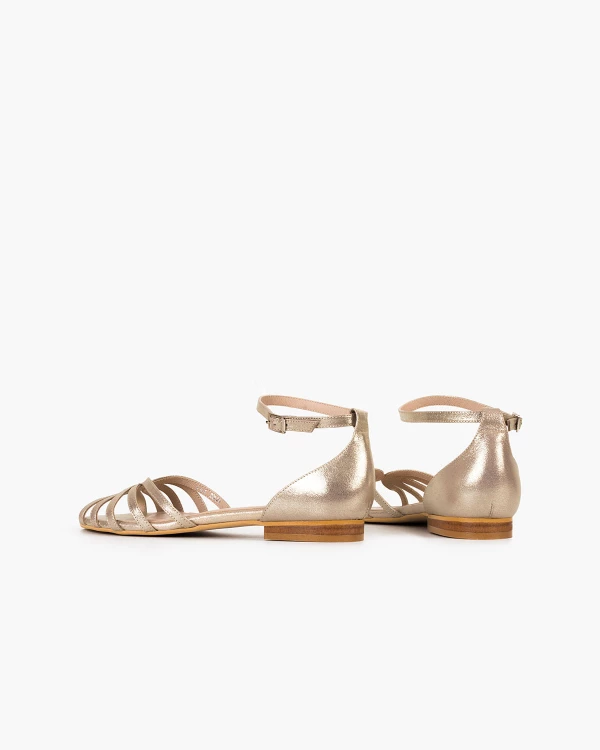 Złote sandały ze skóry licowej na niskim obcasie 4