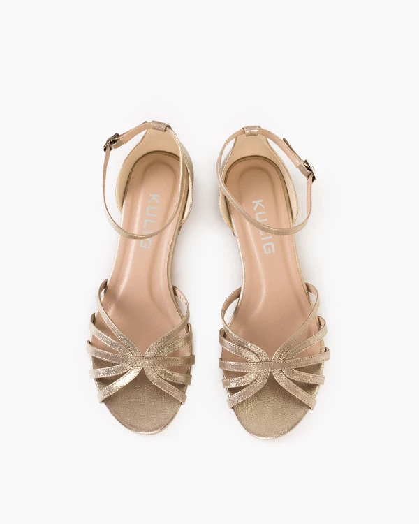 Złote sandały ze skóry licowej na niskim obcasie 3