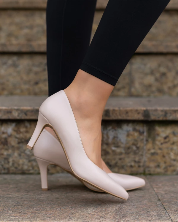 Beżowe czółenka damskie skórzane na szpilce