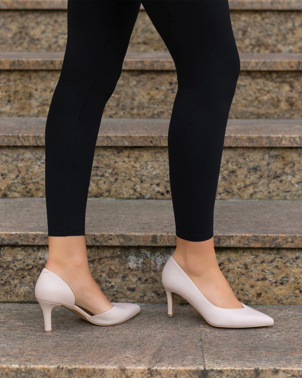 Beżowe czółenka damskie skórzane na szpilce 3