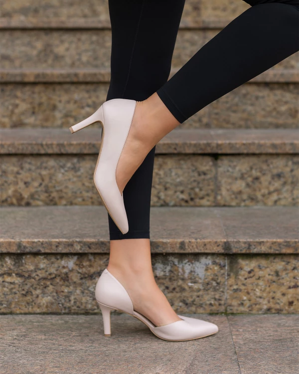 Beżowe czółenka damskie skórzane na szpilce 4