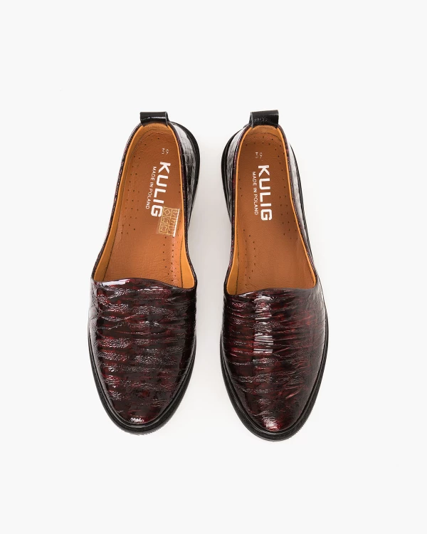 Bordowo-czarne półbuty damskie ze skóry lakierowanej 3