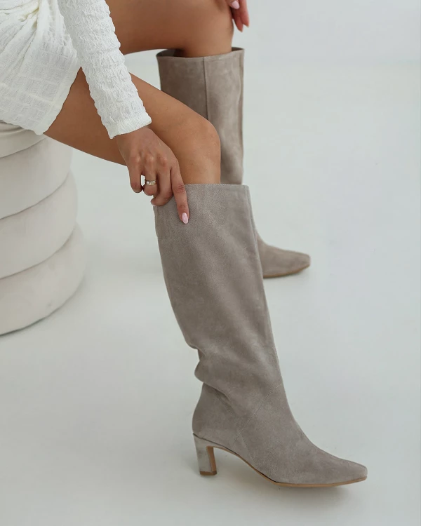 Beżowe kozaki damskie ze skóry zamszowej na słupku