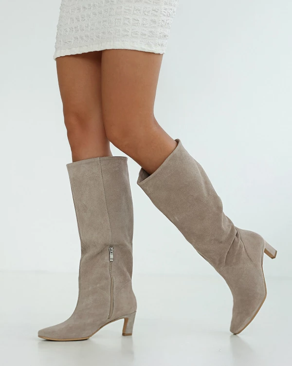 Beżowe kozaki damskie ze skóry zamszowej na słupku 4