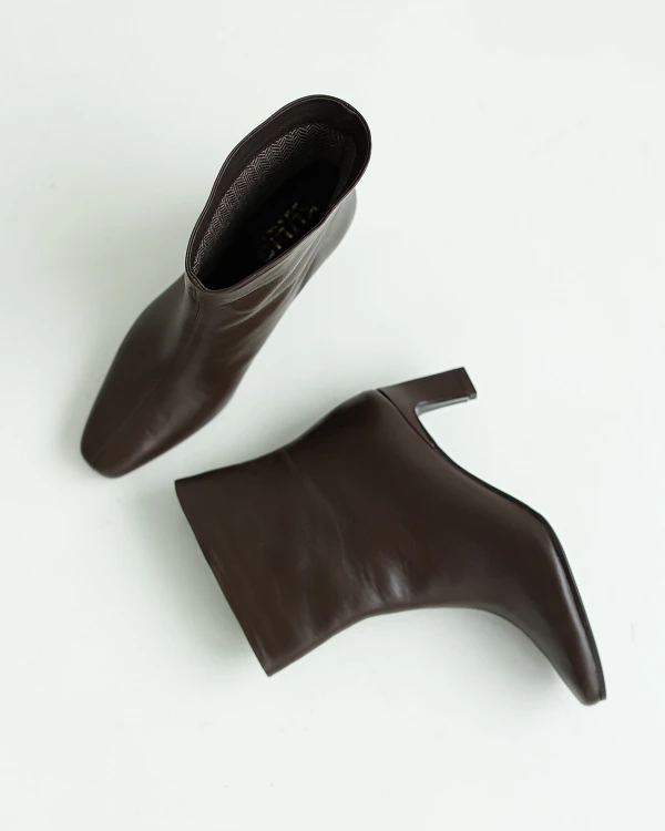 Ciemnobrązowe botki z naturalnej skóry licowej na słupku