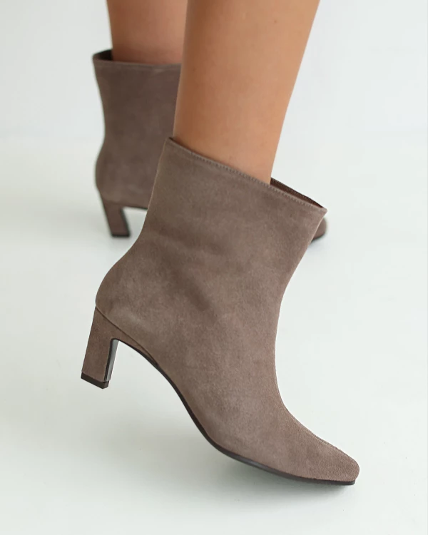 Beżowe botki damskie ze skóry zamszowej na słupku