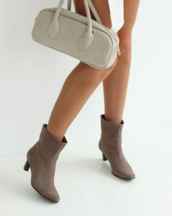 Beżowe botki damskie ze skóry zamszowej na słupku 3