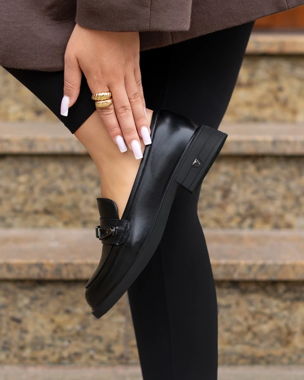 Czarne mokasyny damskie ze skóry licowej z klamrą