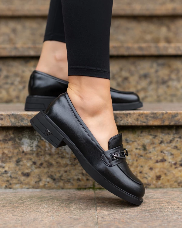 Czarne mokasyny damskie ze skóry licowej z klamrą 3