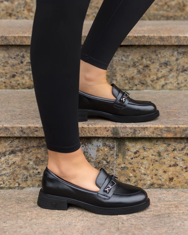 Czarne mokasyny damskie ze skóry licowej z klamrą 4