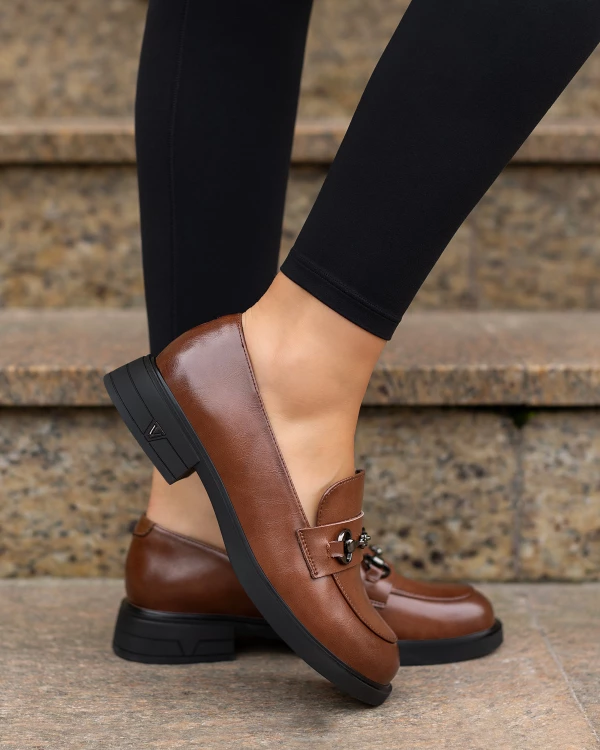 Brązowe mokasyny damskie skórzane z klamrą 3