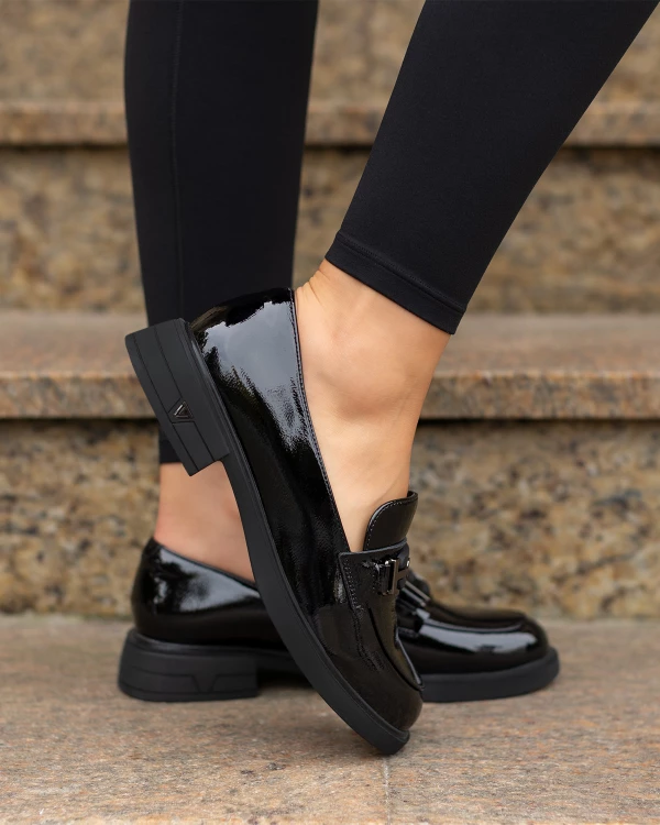 Czarne mokasyny damskie lakierowane na niskim obcasie