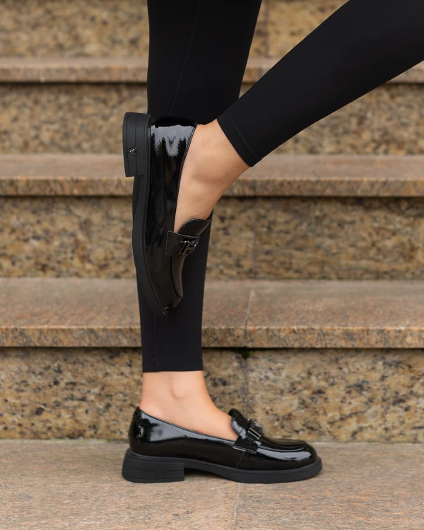 Czarne mokasyny damskie lakierowane na niskim obcasie 3