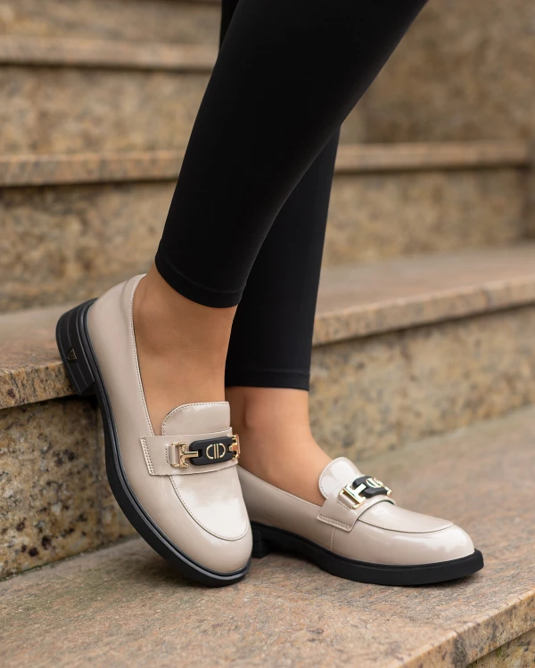 Beżowe mokasyny z naturalnej skóry lakierowanej na obcasie