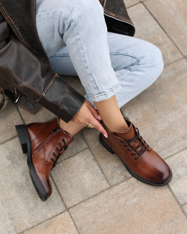 Brązowe botki damskie sznurowane ze skóry licowej 3