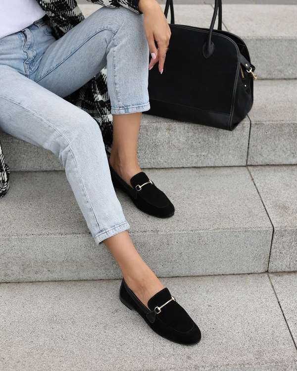 Czarne mokasyny damskie z naturalnej skóry zamszowej z klamrą 2