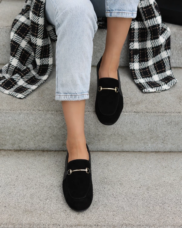 Czarne mokasyny damskie z naturalnej skóry zamszowej z klamrą 3