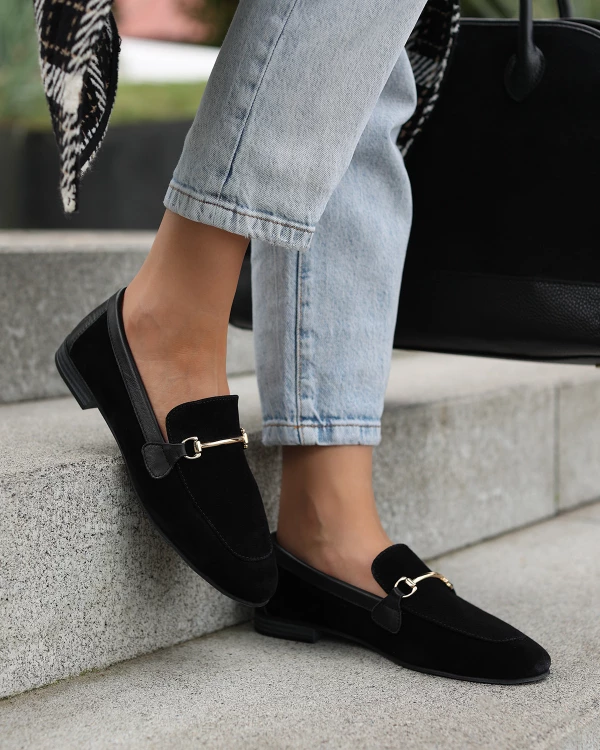 Czarne mokasyny damskie z naturalnej skóry zamszowej z klamrą 4