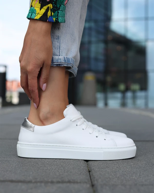 Białe adidasy damskie ze skóry licowej na platformie 3