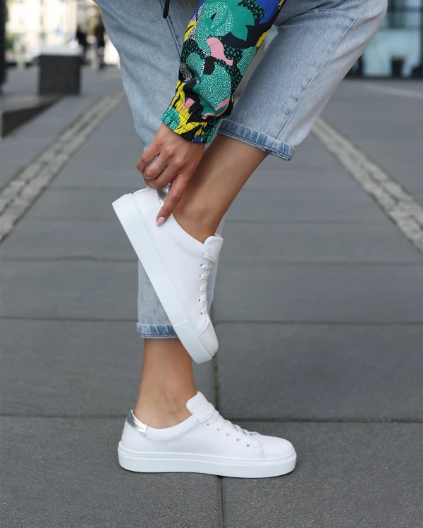 Białe adidasy damskie ze skóry licowej na platformie 4