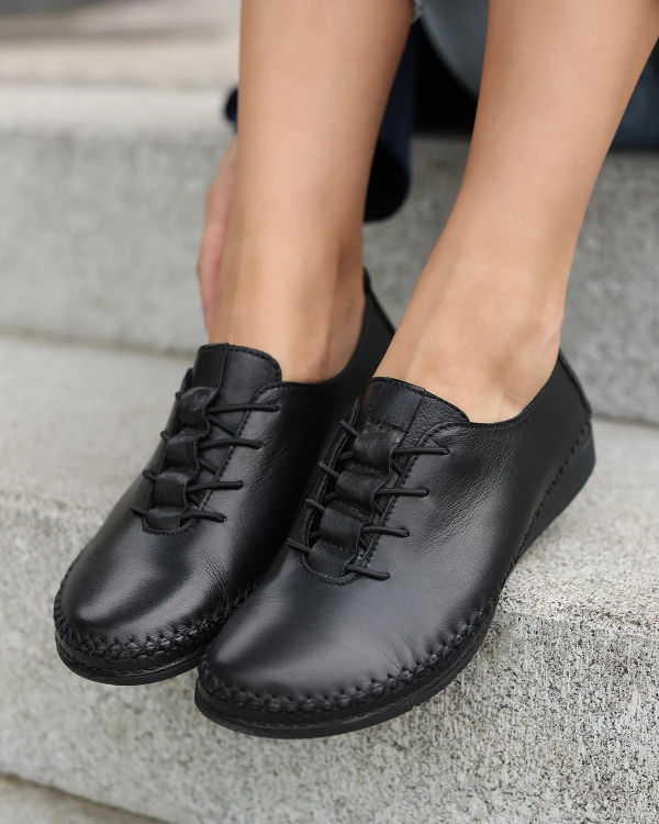 Czarne półbuty damskie sznurowane ze skóry licowej