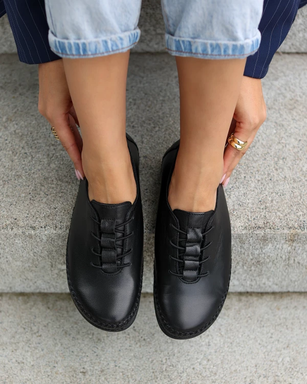 Czarne półbuty damskie sznurowane ze skóry licowej 3