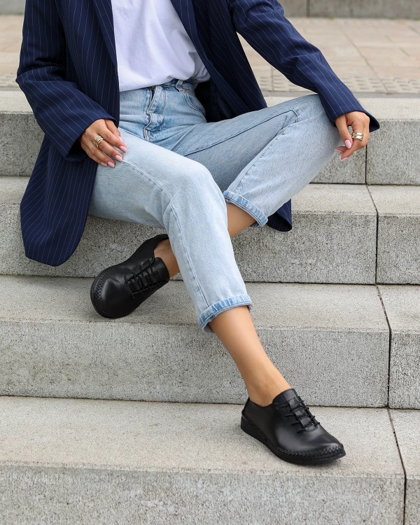 Czarne półbuty damskie sznurowane ze skóry licowej 2