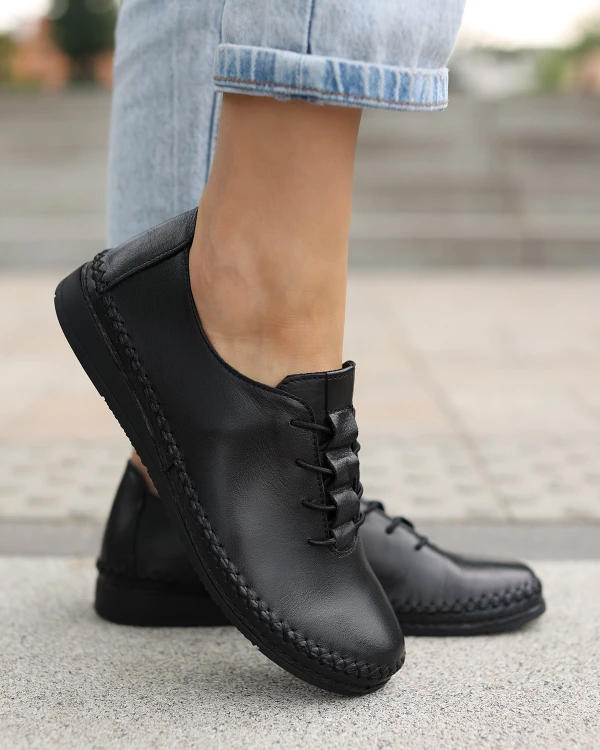 Czarne półbuty damskie sznurowane ze skóry licowej 4