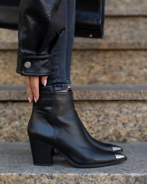 Czarne botki damskie skórzane na słupku 3