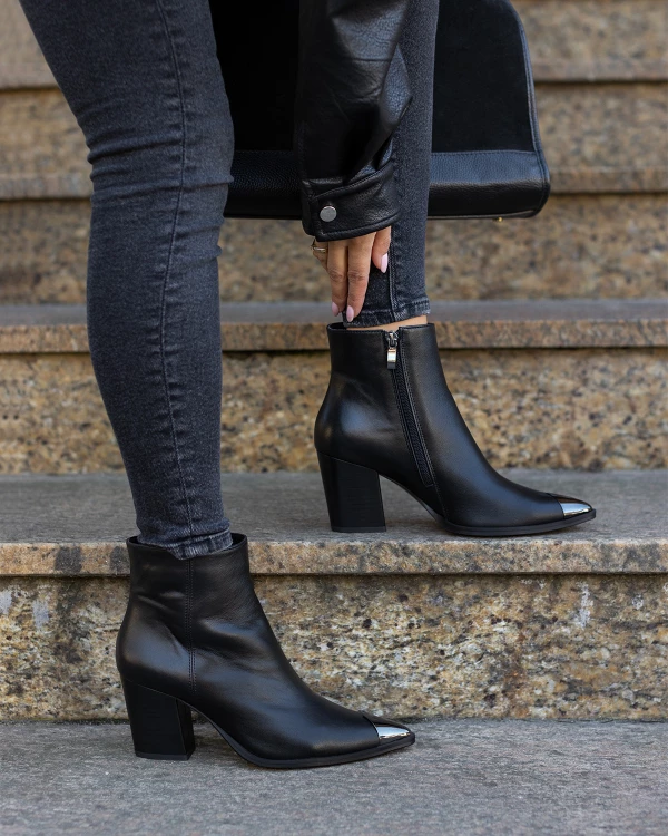 Czarne botki damskie skórzane na słupku 4