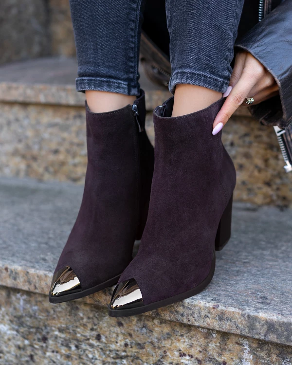 Czekoladowe botki damskie ze skóry zamszowej na słupku