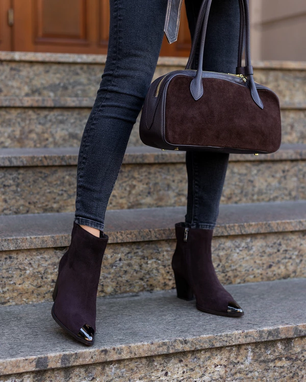 Czekoladowe botki damskie ze skóry zamszowej na słupku 4