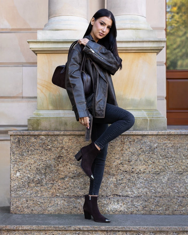 Czekoladowe botki damskie ze skóry zamszowej na słupku 2