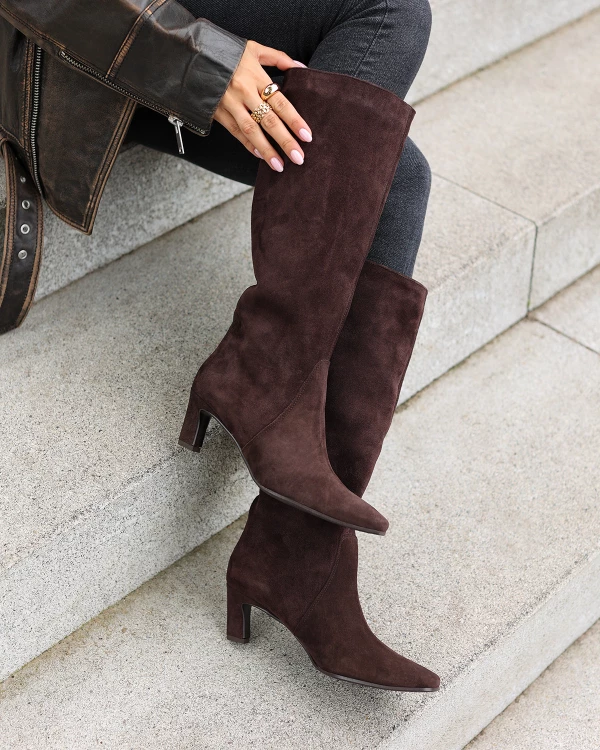 Czekoladowe kozaki damskie ze skóry zamszowej na słupku
